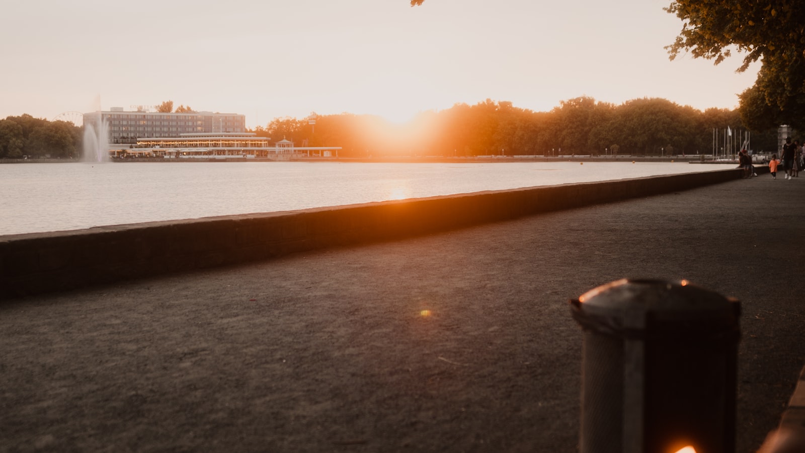 Personne face à l'eau au coucher du soleil, moment de recul