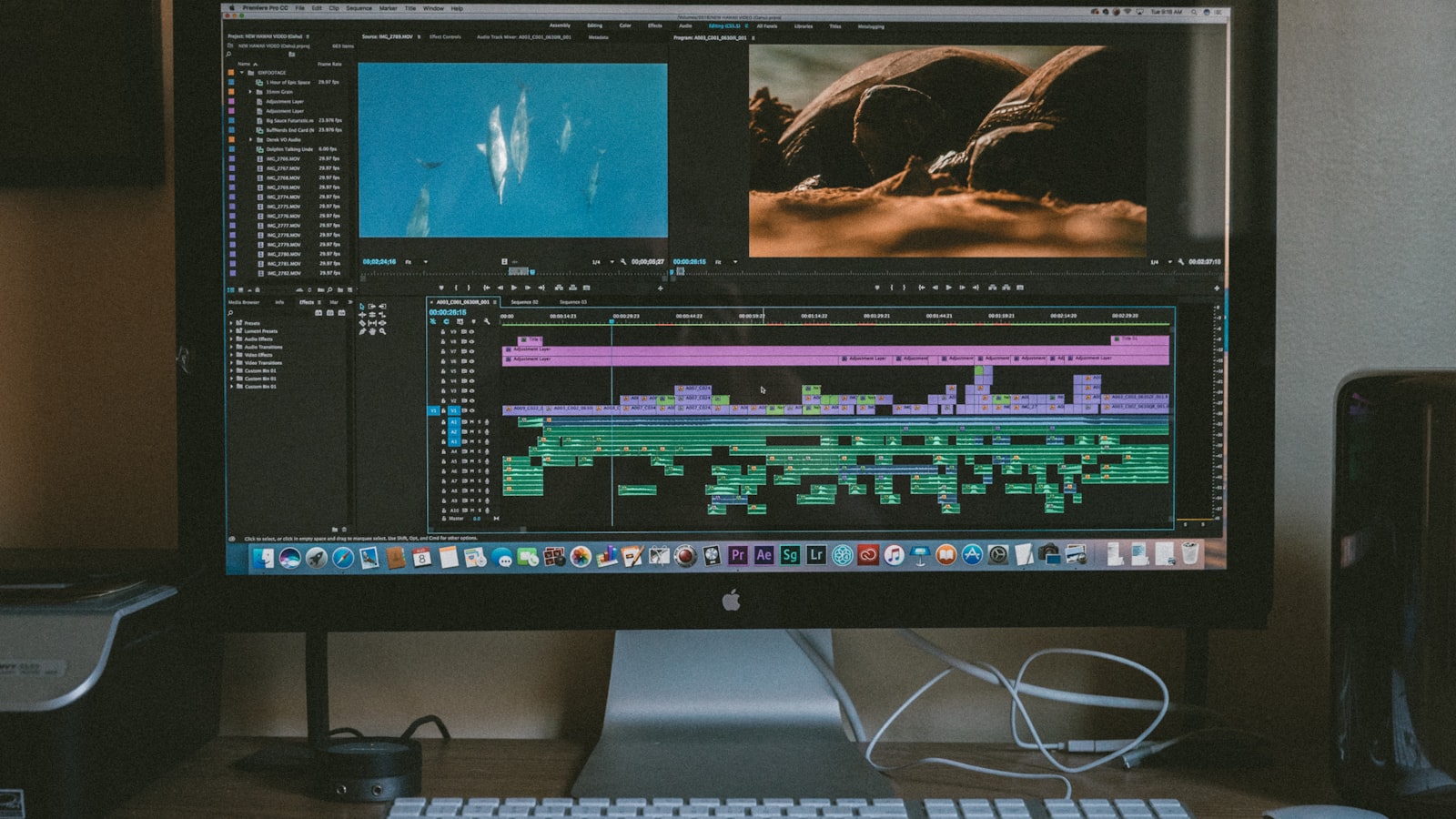 Écran d'ordinateur affichant une timeline de montage vidéo