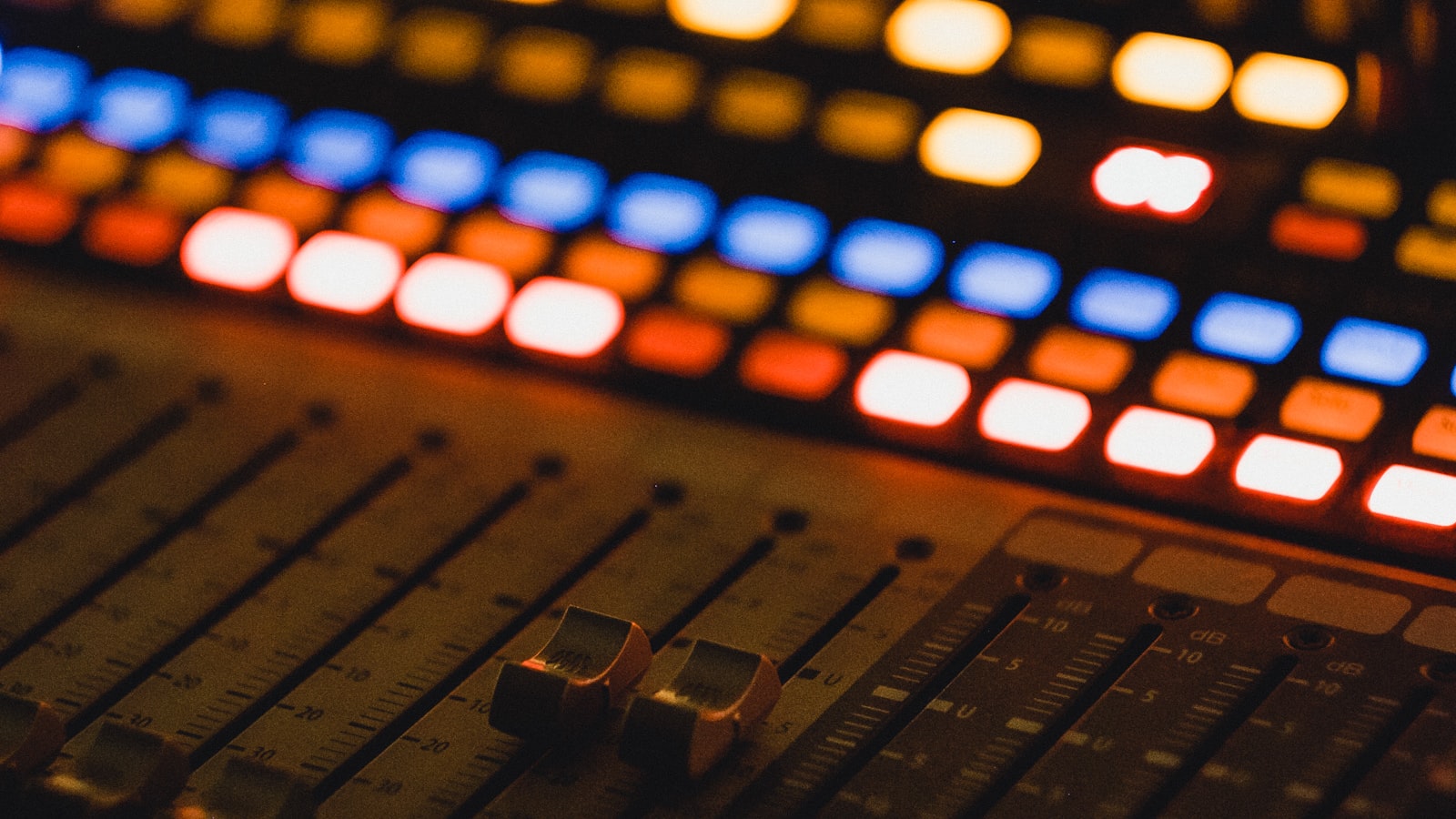 Table de mixage audio en gros plan dans un studio de musique