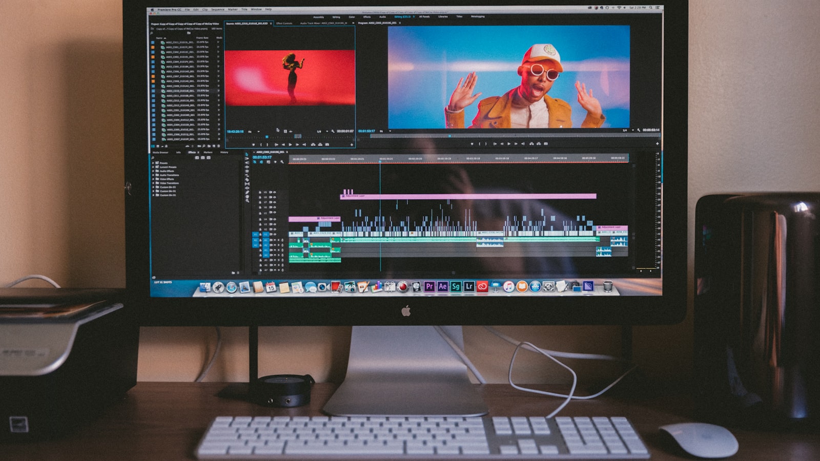 Station de montage avec un clip vidéo en cours d'édition à l'écran