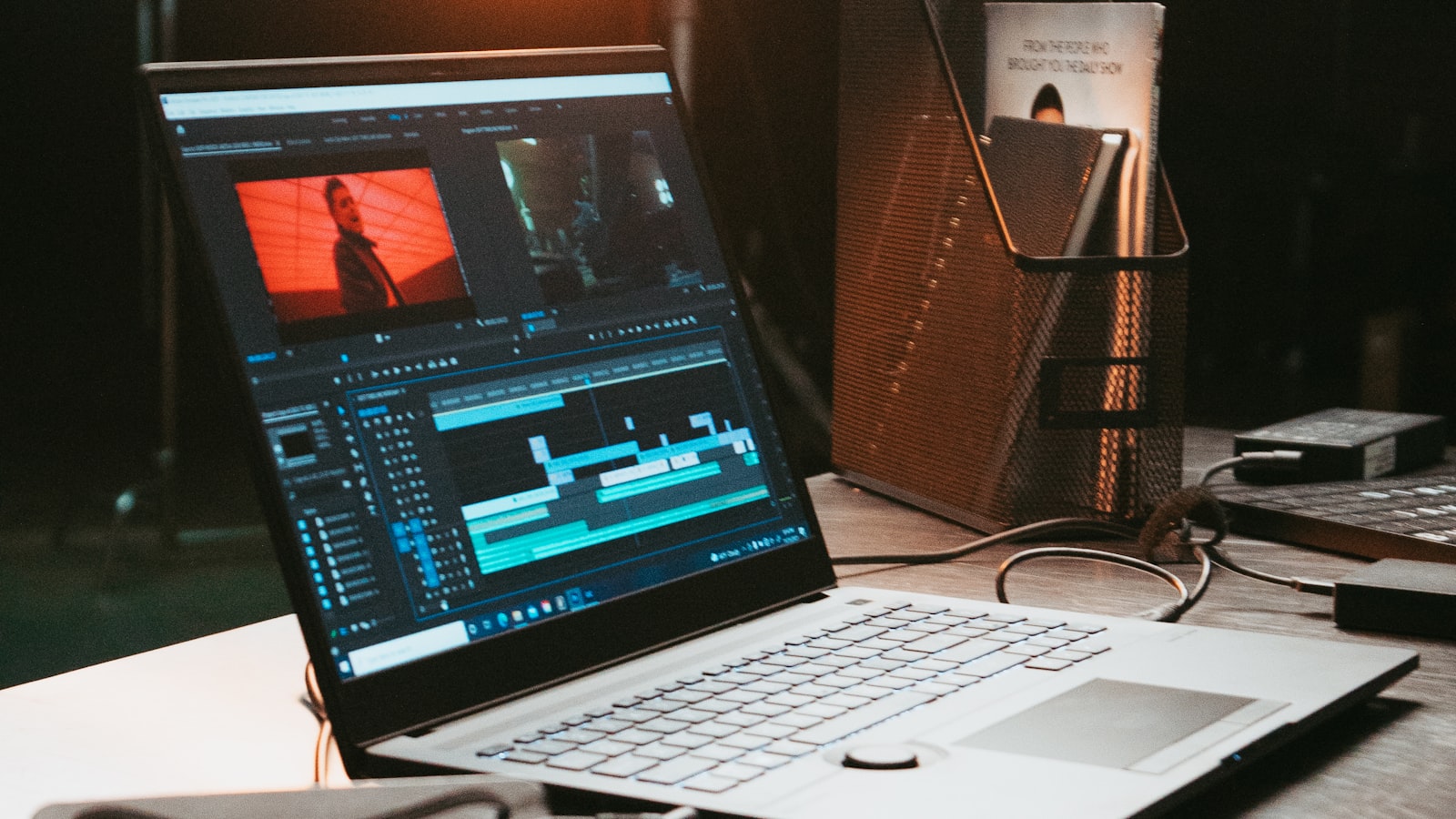 Ordinateur portable ouvert sur un bureau de travail