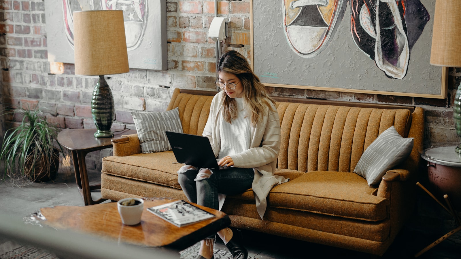 Femme regardant une vidéo sur un ordinateur portable