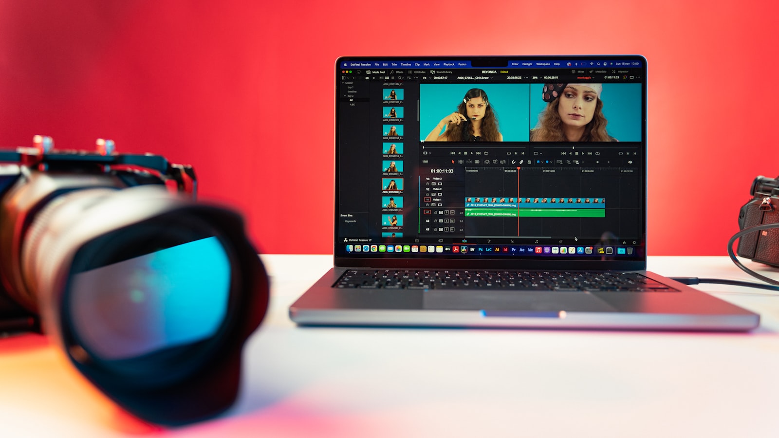 Logiciel de montage ouvert sur un ordinateur portable avec des rushes