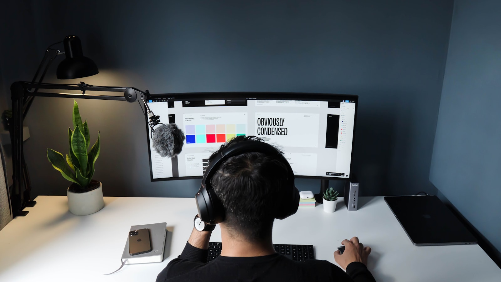 Graphiste concevant un visuel devant son écran d'ordinateur