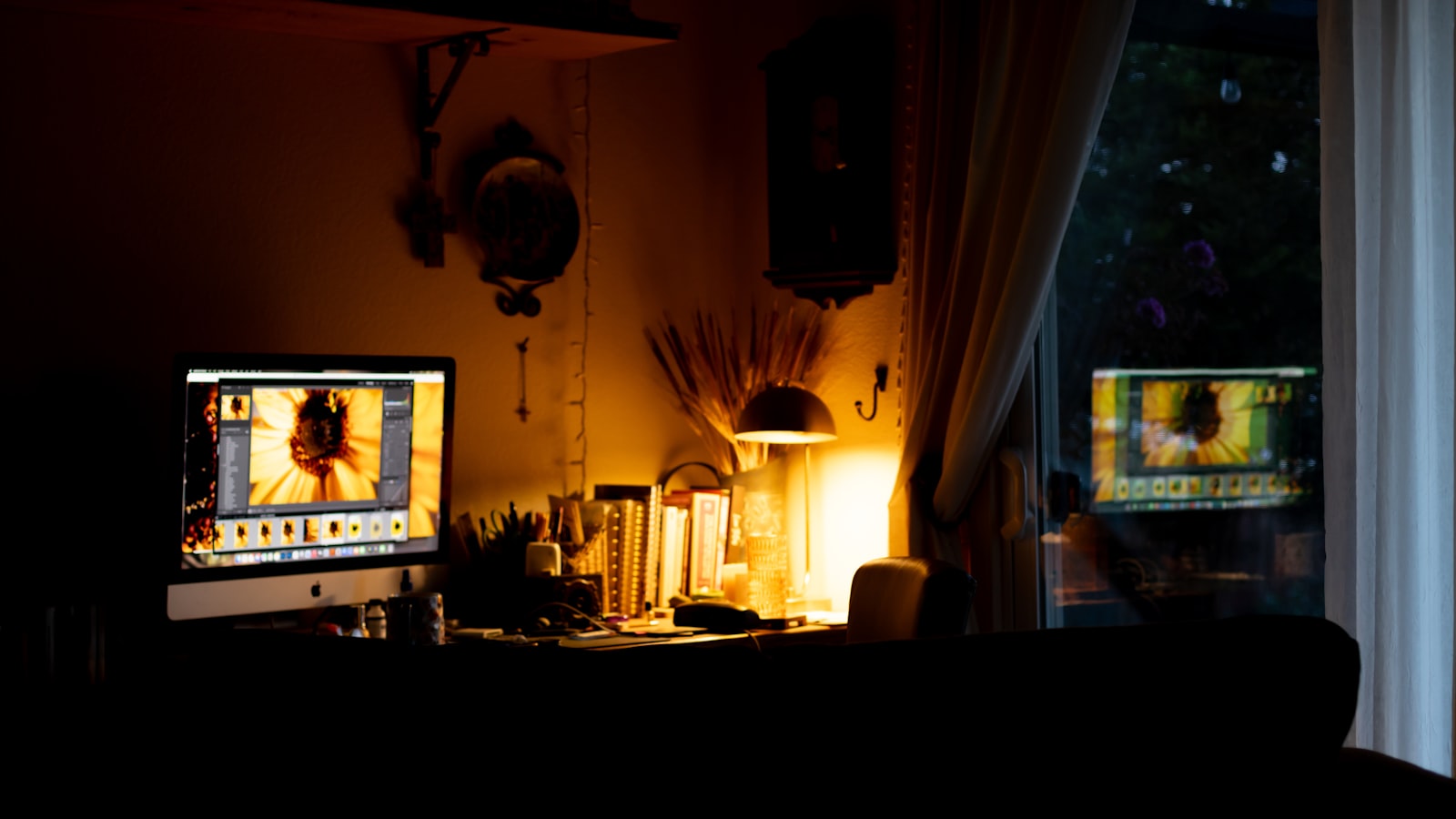 Salle de montage sombre éclairée par un écran d'ordinateur