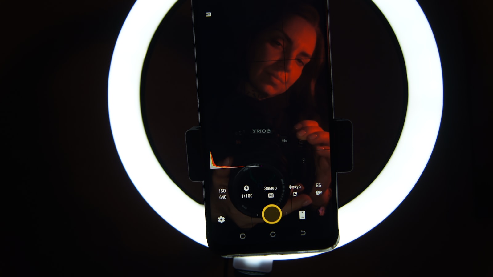 Smartphone installé devant une ring light pour un tournage vertical