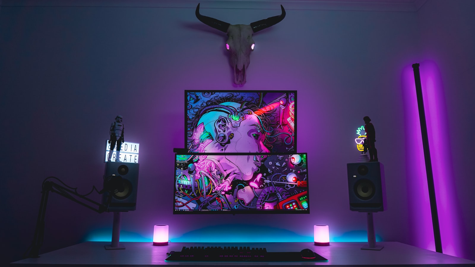 Poste de streaming avec écran, clavier et enceintes