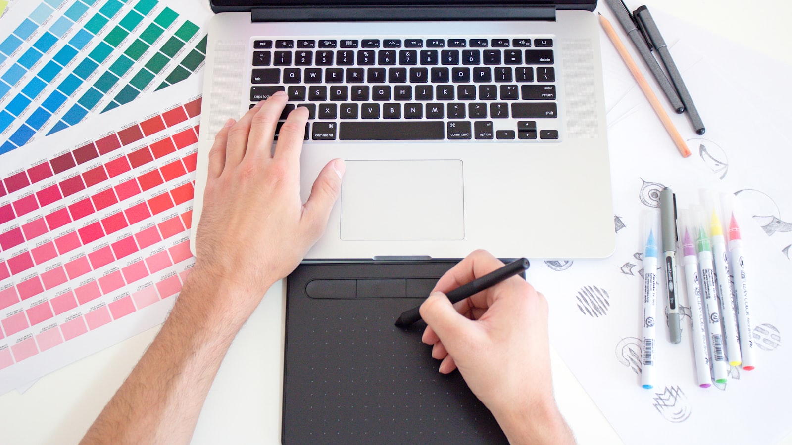 Designer travaillant à l'habillage graphique sur un ordinateur portable