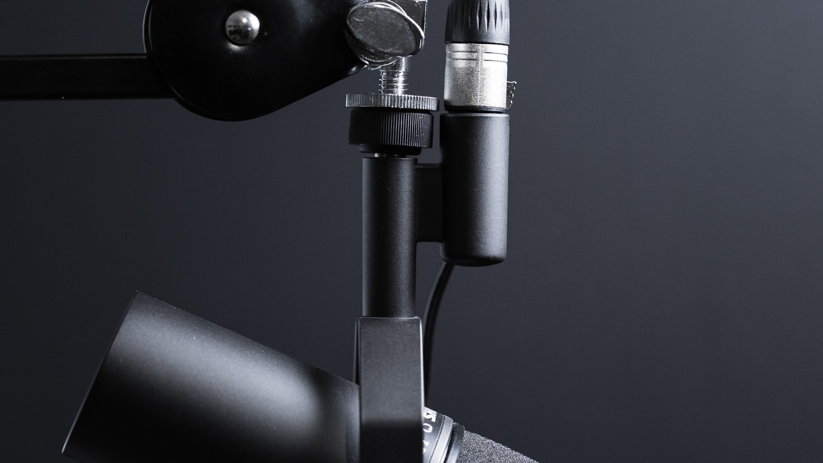 Microphone de podcast monté sur un bras articulé