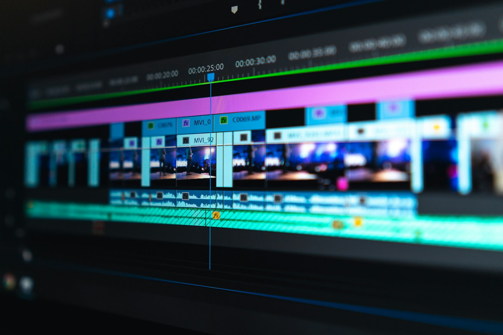 Timeline de montage vidéo avec plans découpés dans un logiciel professionnel