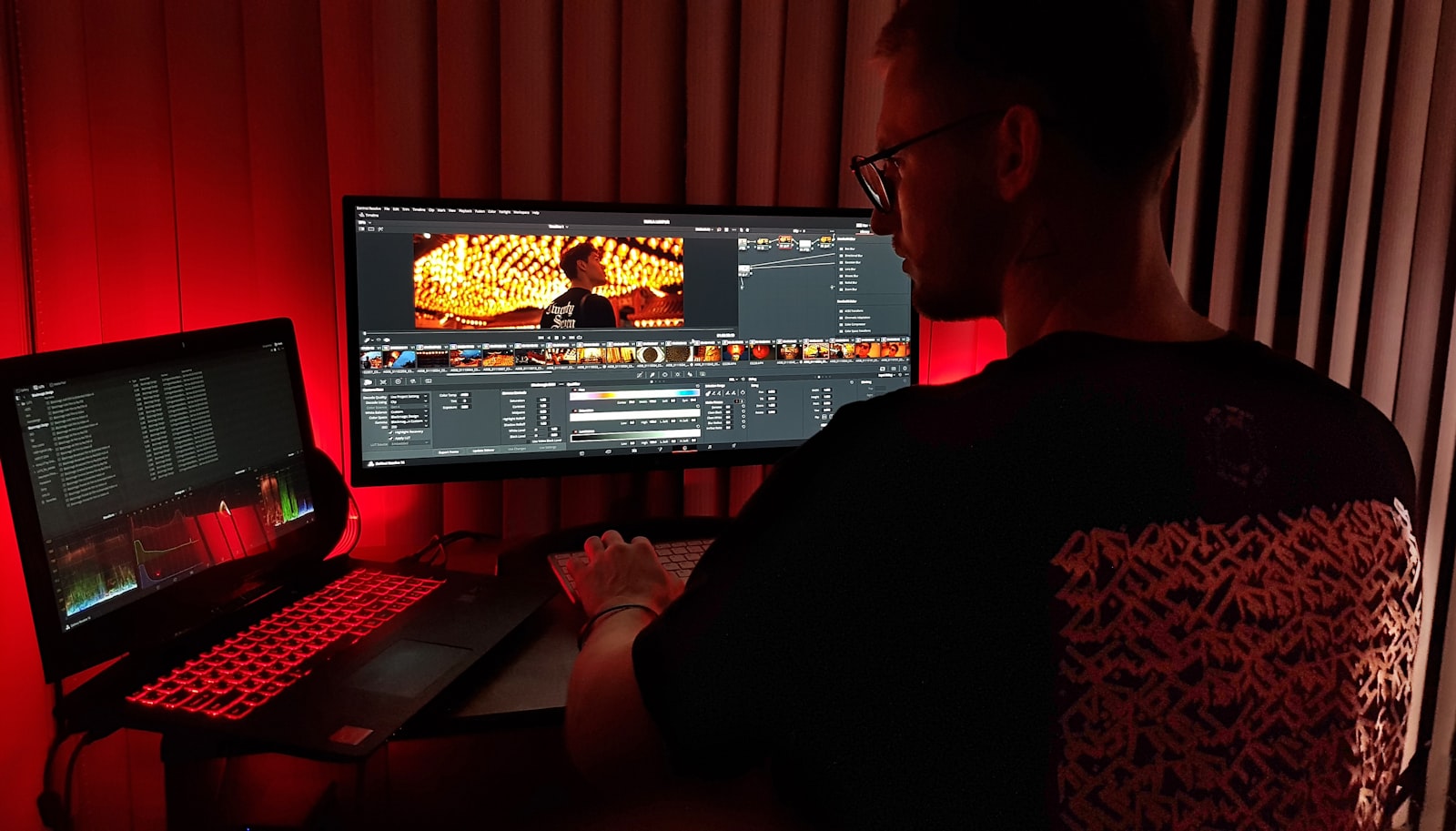 Monteur vidéo travaillant sur son poste de montage