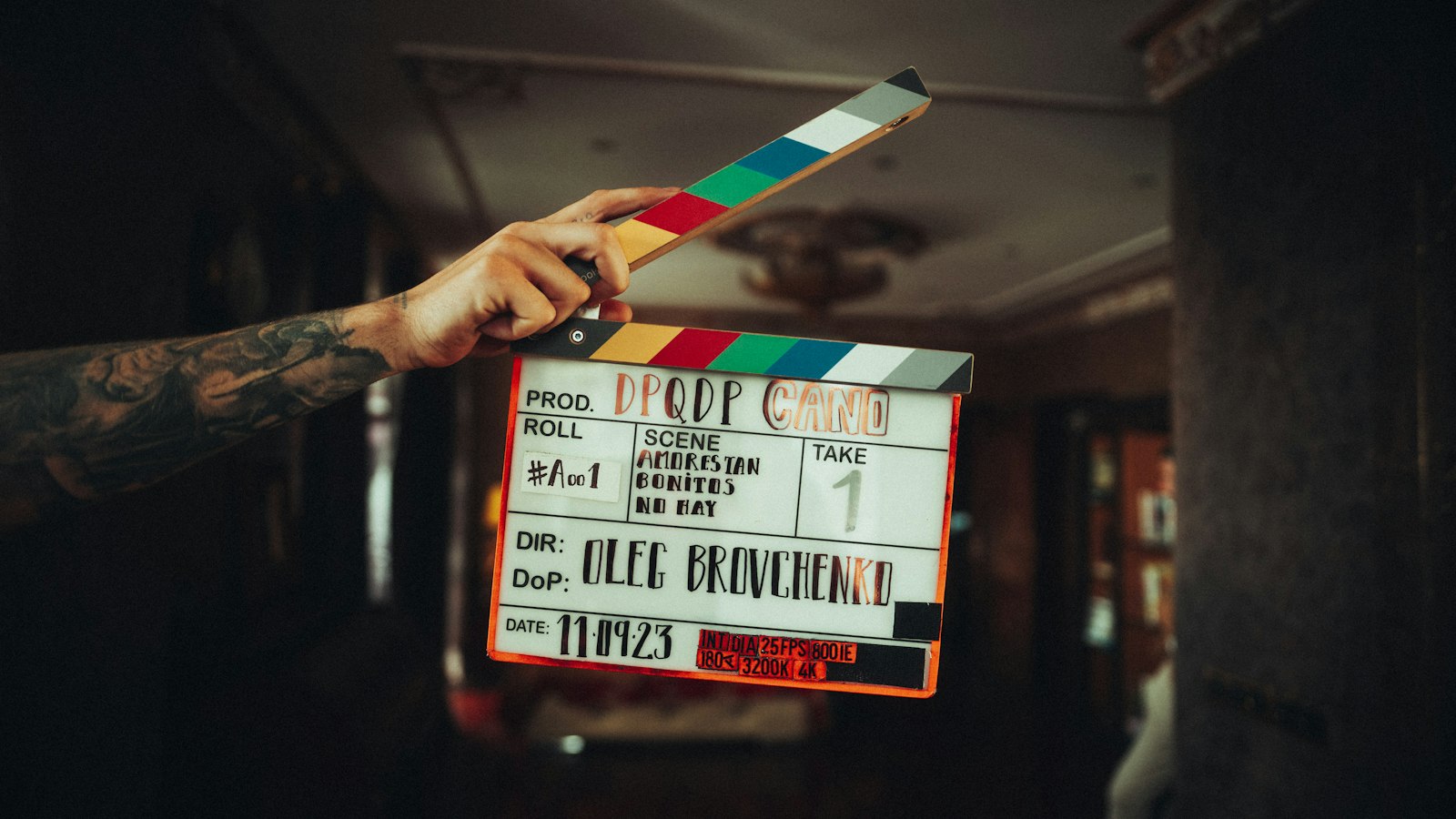 Personne tenant un clap de cinéma