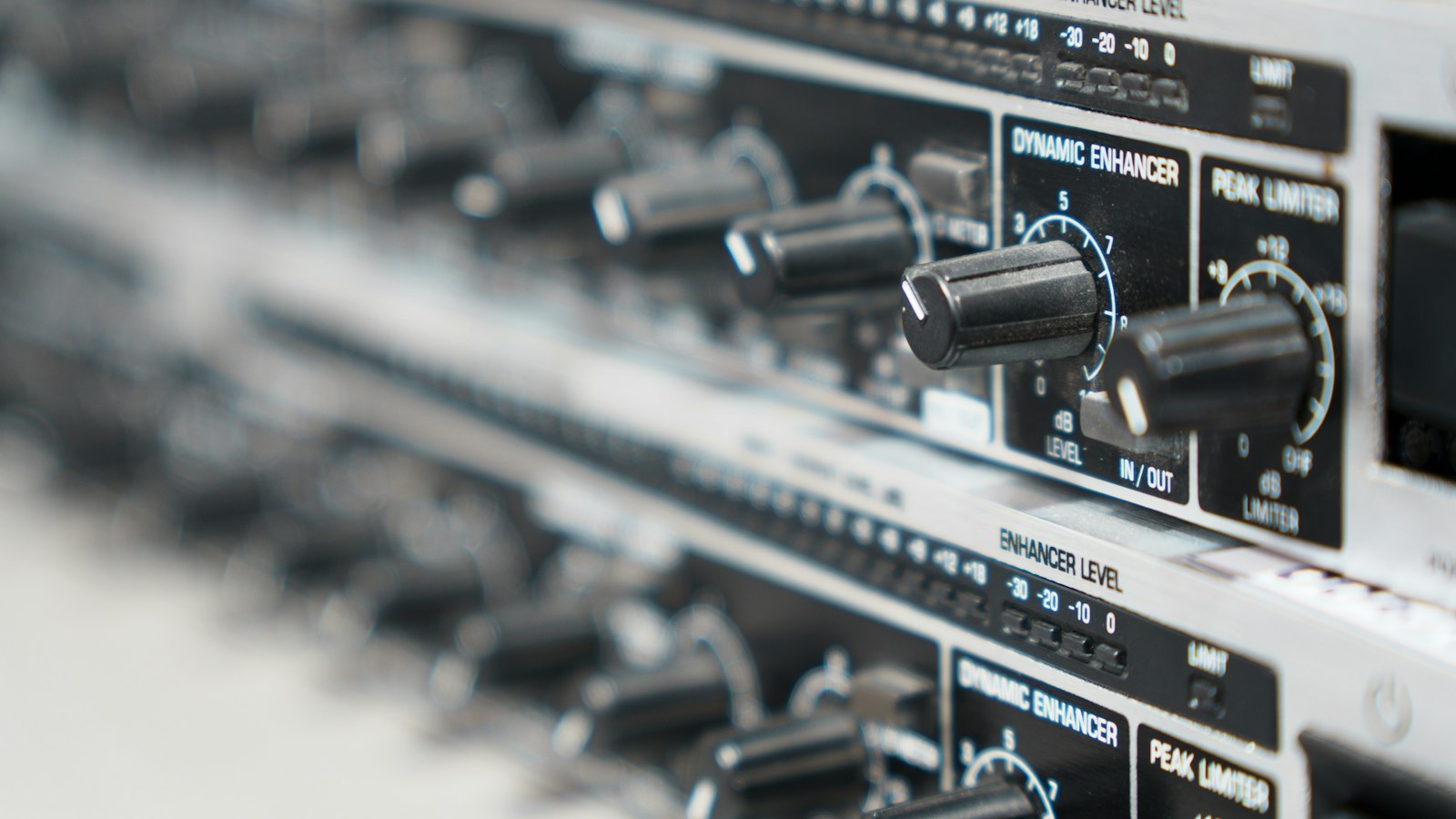 Rangées de boutons sur du matériel de traitement audio en studio