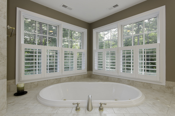 Example of wood shutters in a bathroom