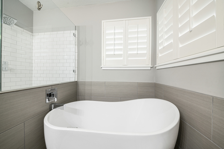 Example of wood shutters in a bathroom