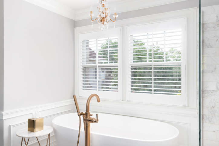 Example of wood shutters in a decorative bathroom