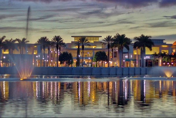 Downtown Palm Beach Gardens shopping and dining district