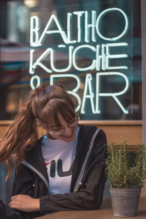 An overview of the step-by-step logo design process, showcasing the various stages from creating a creative brief to delivering multiple logo variations and file types efficiently.