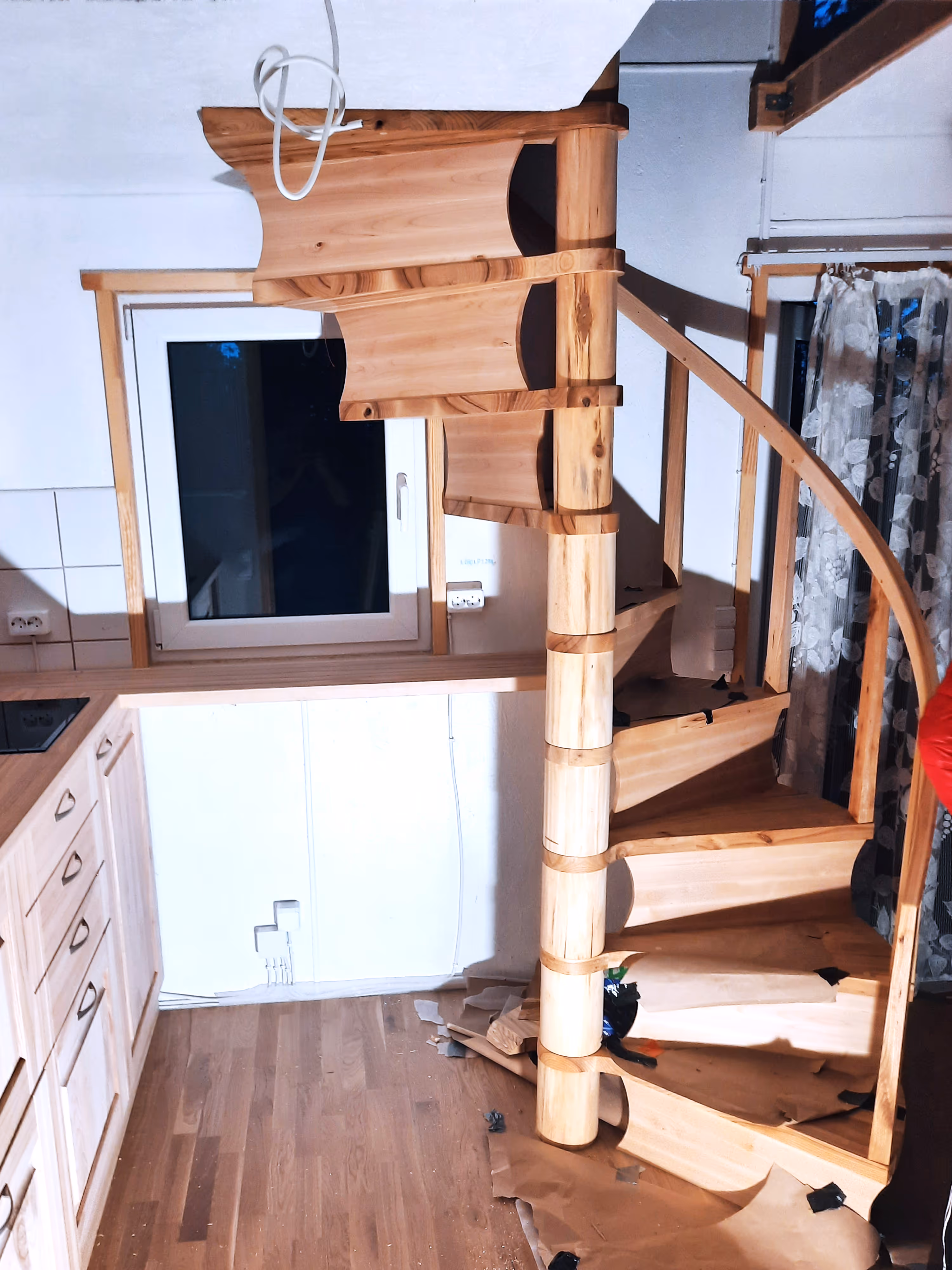 Ajastu hõnguline puidust keerdtrepp