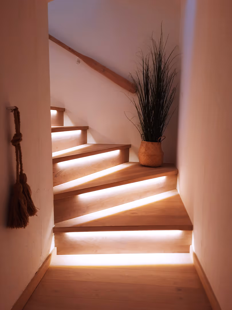Moderne LED valgustusega puidust trepp eest-vaates