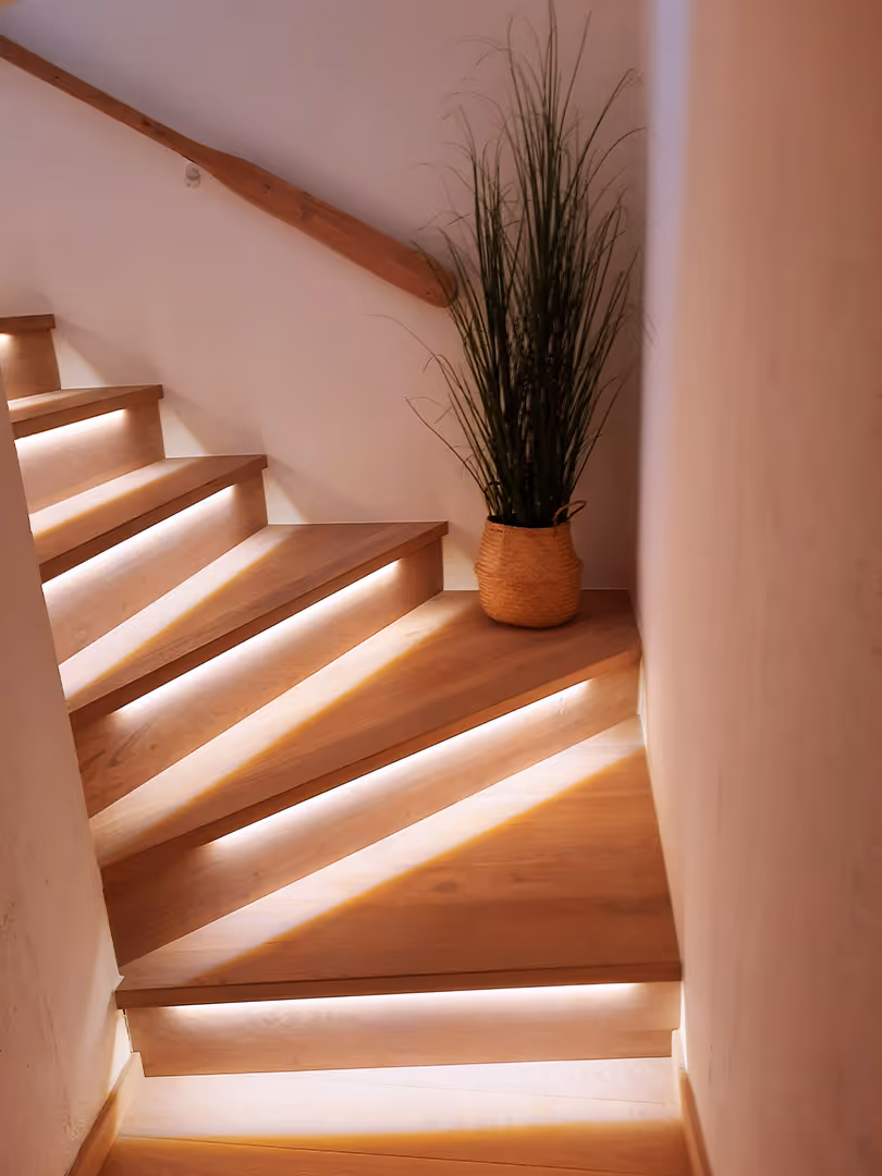 Moderne LED valgustusega puidust trepp