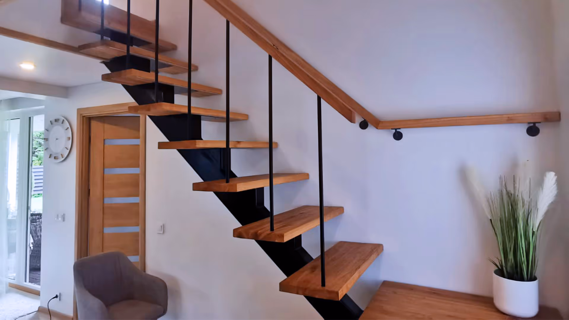 Minimalistlik ja moderne puidust valmistatud trepp interjööris