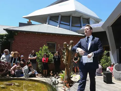 a property auctin in elwood