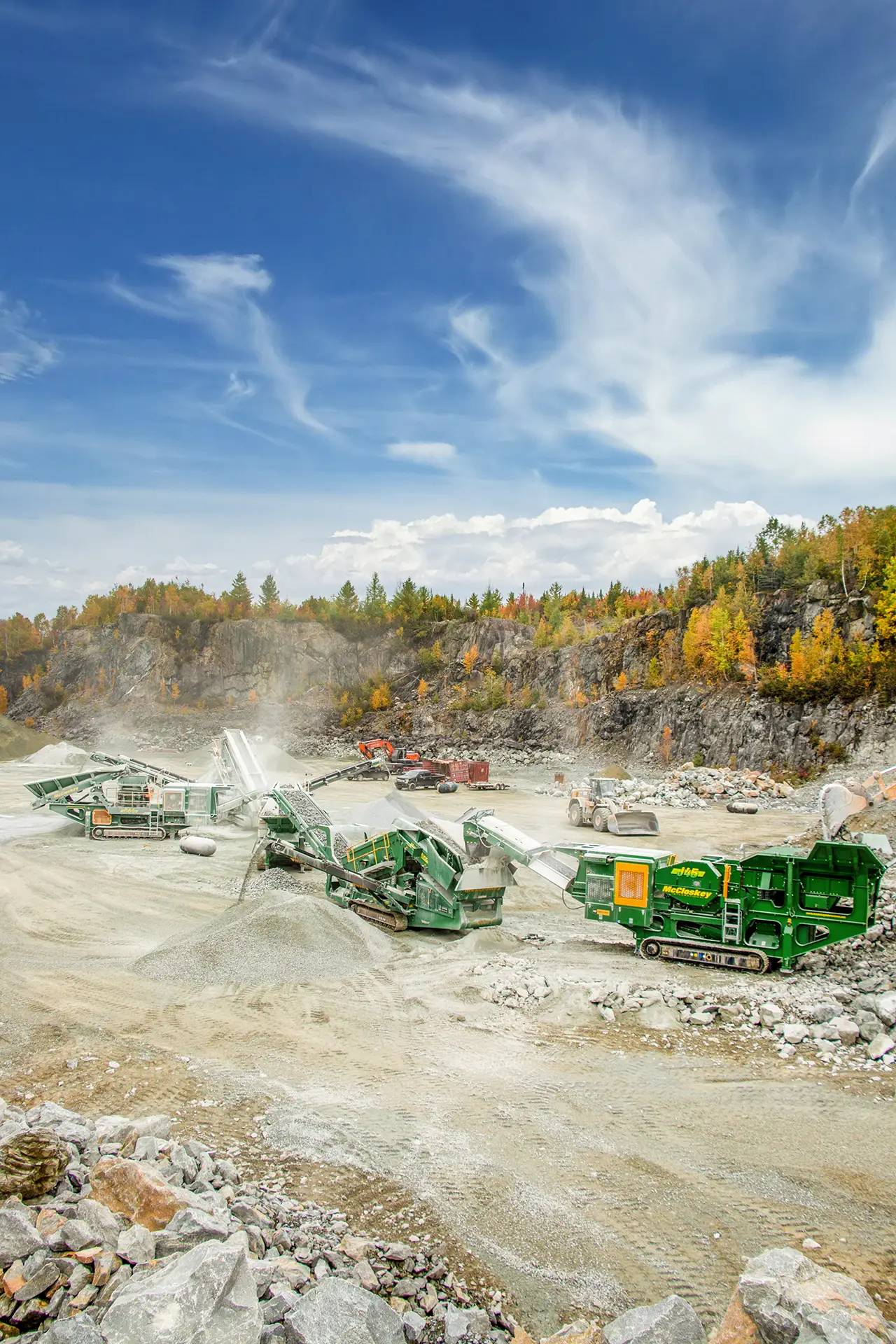 Chantier de concassage McCloskey en opération au Québec – convoyeurs mobiles, concasseur et cribles Concassage plus.