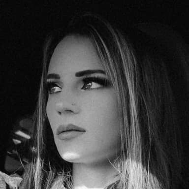 Sophie Moore Portrait Testimonial - Carrepair X Webflow Template