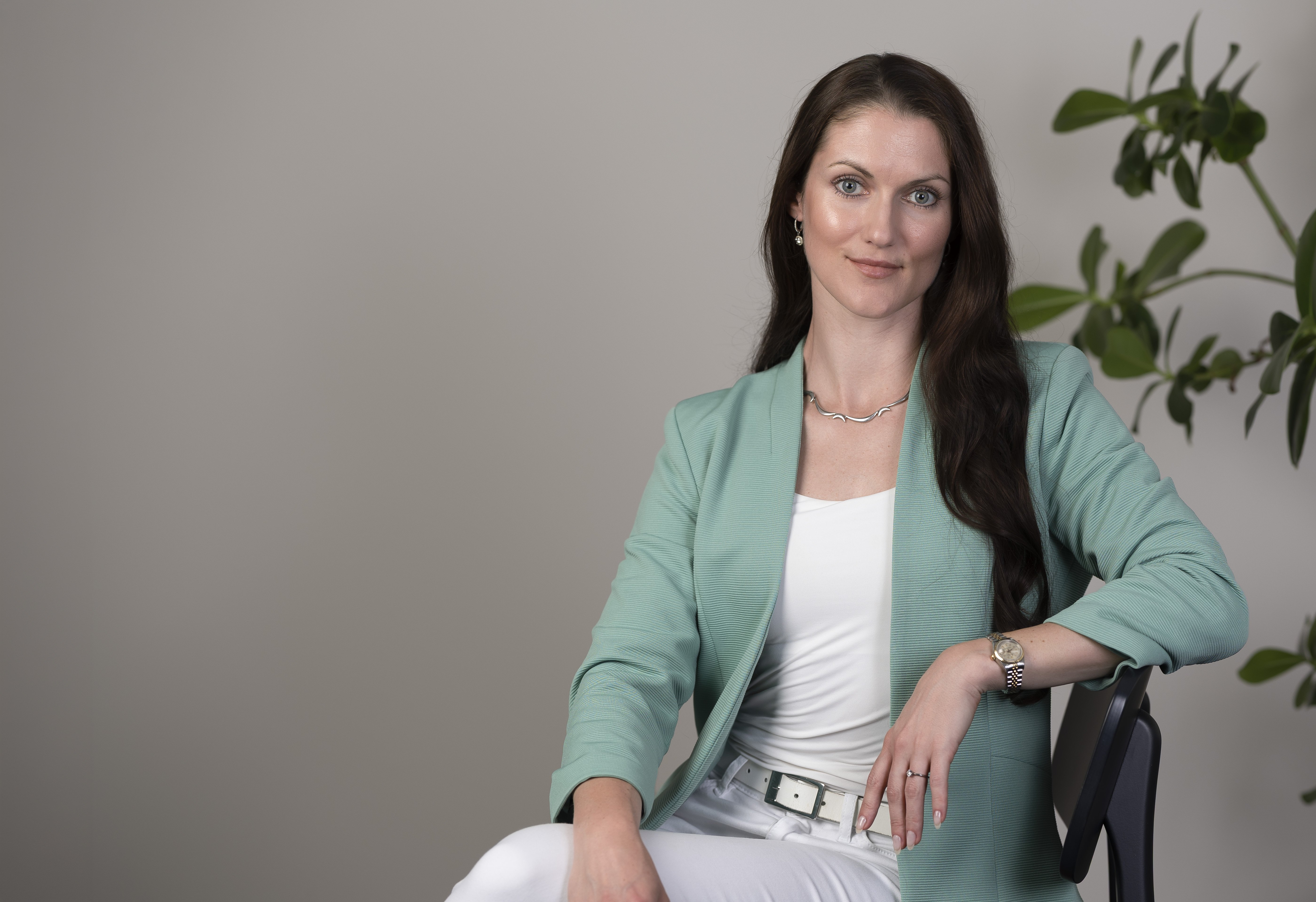 Eine Frau betritt die Firma Taxbert und spricht mit einer Mitarbeiterin.