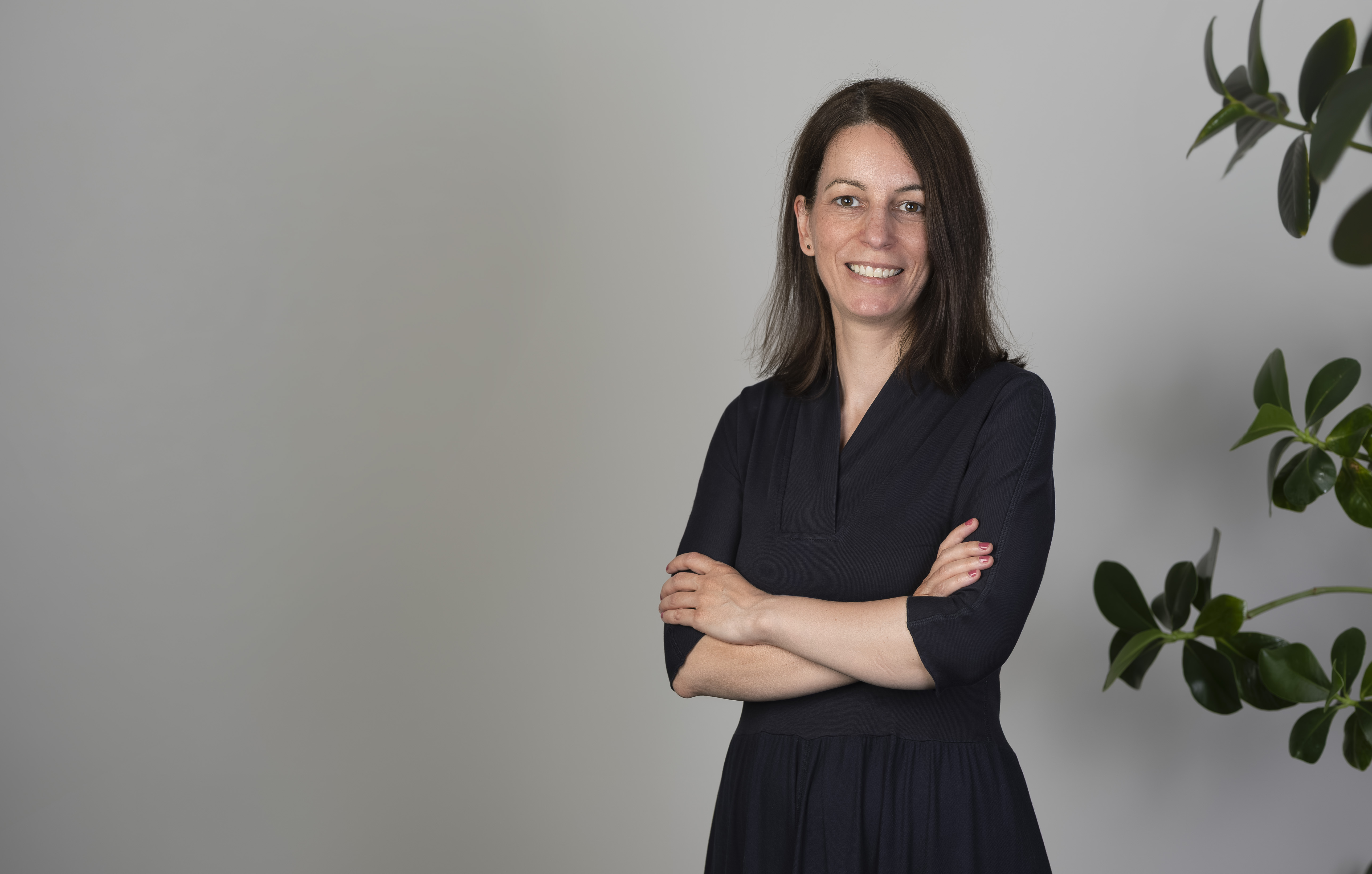 Eine Frau betritt die Firma Taxbert und spricht mit einer Mitarbeiterin.