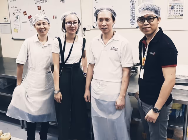 Ms. Nijie (second from left) and Mr. Zhisheng (extreme right) posing with chefs from Swatow.