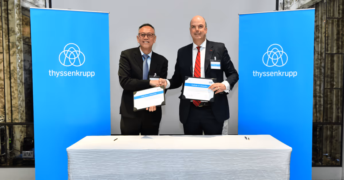 Mr. Lim Kok Kiang, Assistant Managing Director, Singapore Economic Development Board and Dr. Donatus Kaufmann, Executive Board Member, thyssenkrupp, sign the certificate of collaboration marking the launch of thyssenkrupp’s Additive Manufacturing TechCenter Hub in Singapore