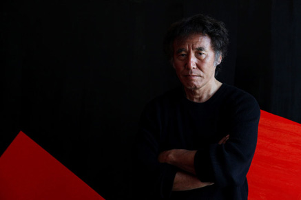 Portrait de Rikizo devant sa peinture abstraite et moderne en Rouge et Noir, dans son atelier à Paris, en 2016.