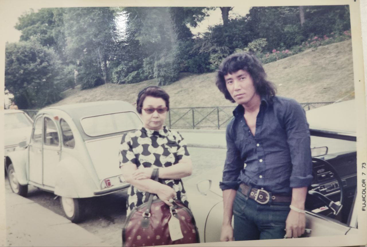 Photographie d'archive de Rikizo et sa mère Fumiko en 1973 à Paris, le début d'une carrière artistique.