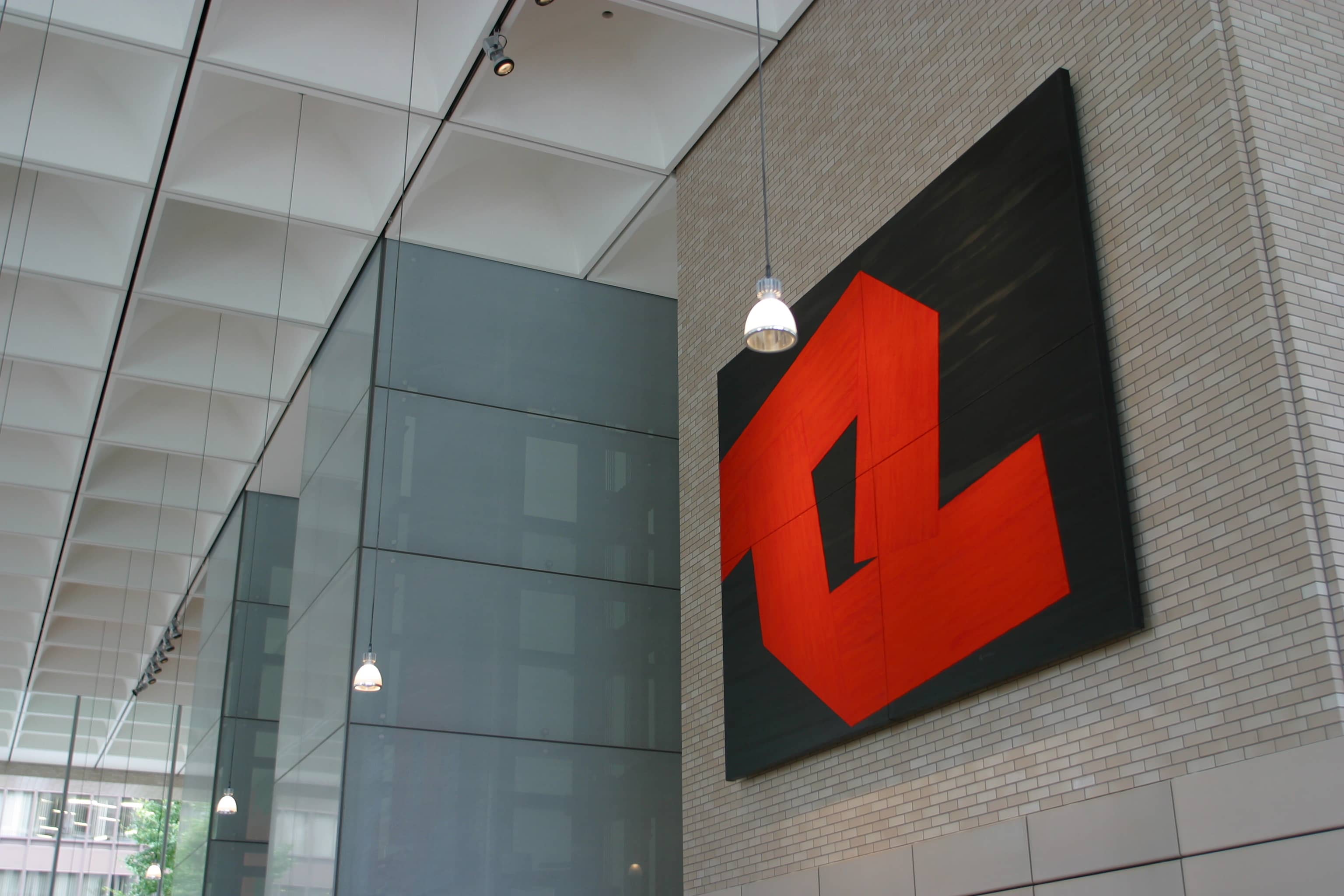 Œuvre monumentale en rouge et noir de Rikizo, exposée au siège d'une entreprise à Tokyo, Japon.