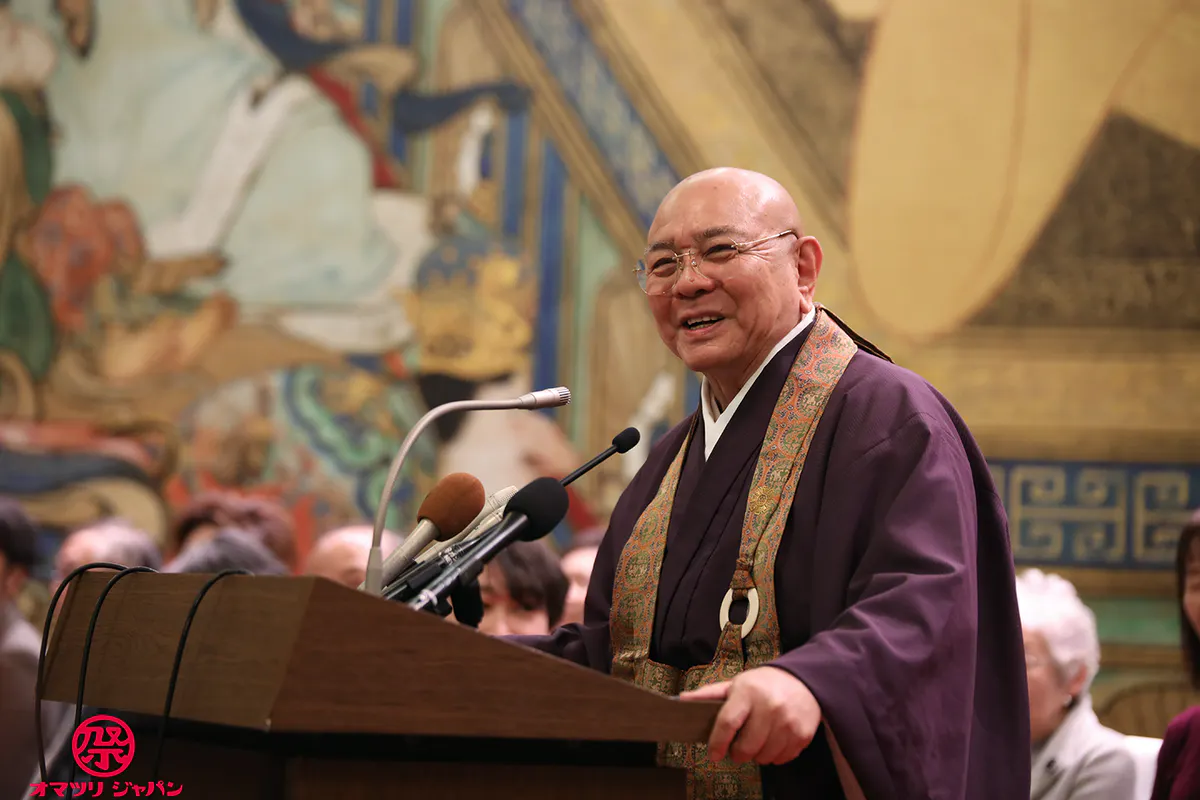 Tensho Goto en discours. Moine en chef du temple Kodaiji qui acueille en 2009, le rouge levant de Rikizo.