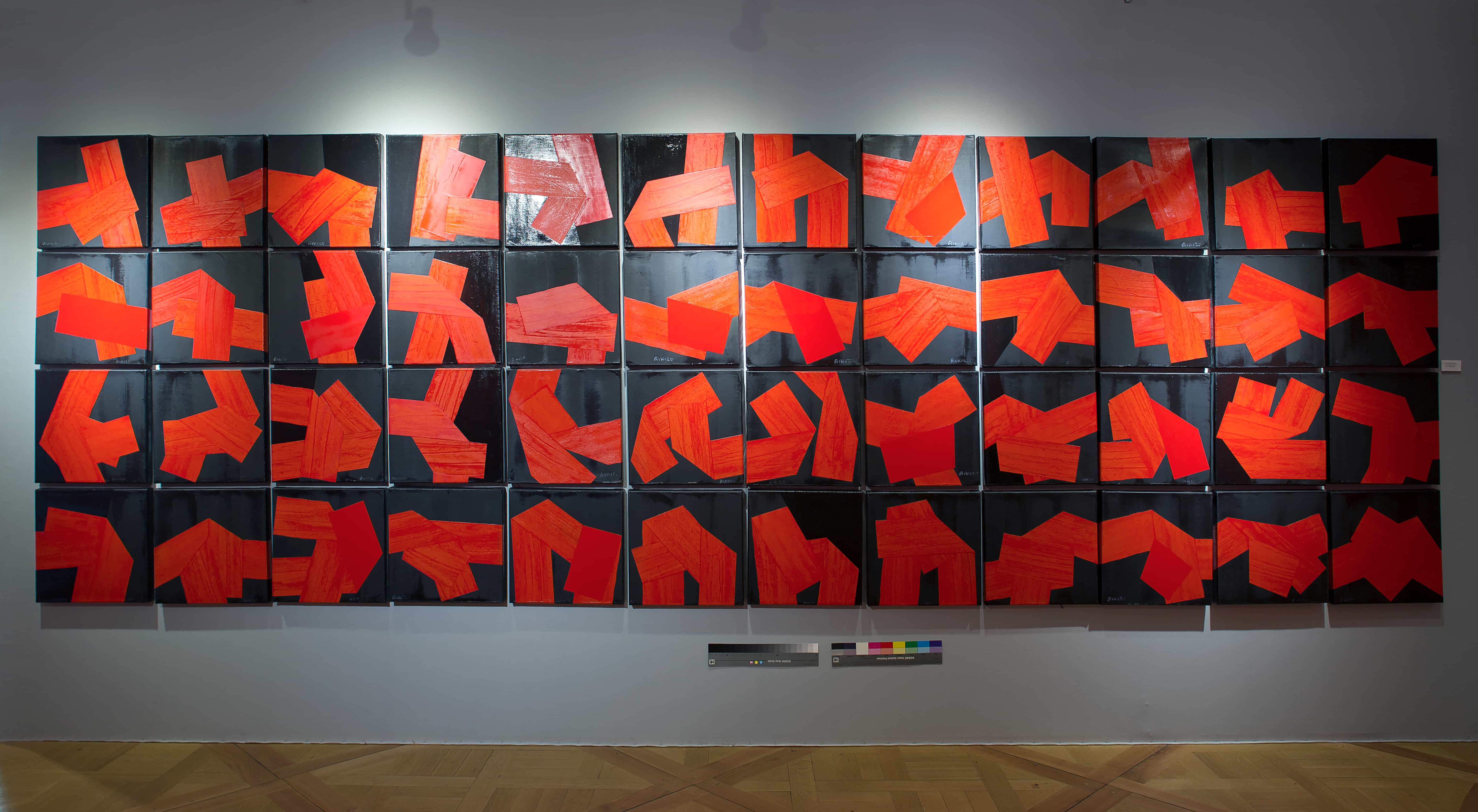 Composition 48 toiles rouge et noir de Rikizo, place du Panthéon, Paris, 2019.