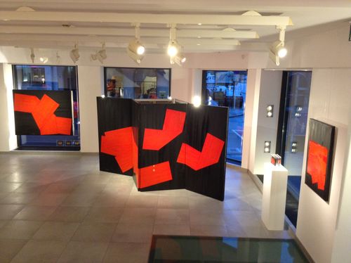 Exposition Rouge Levant de Rikizo, en 2014, à la galerie Simoncini, Luxembourg.