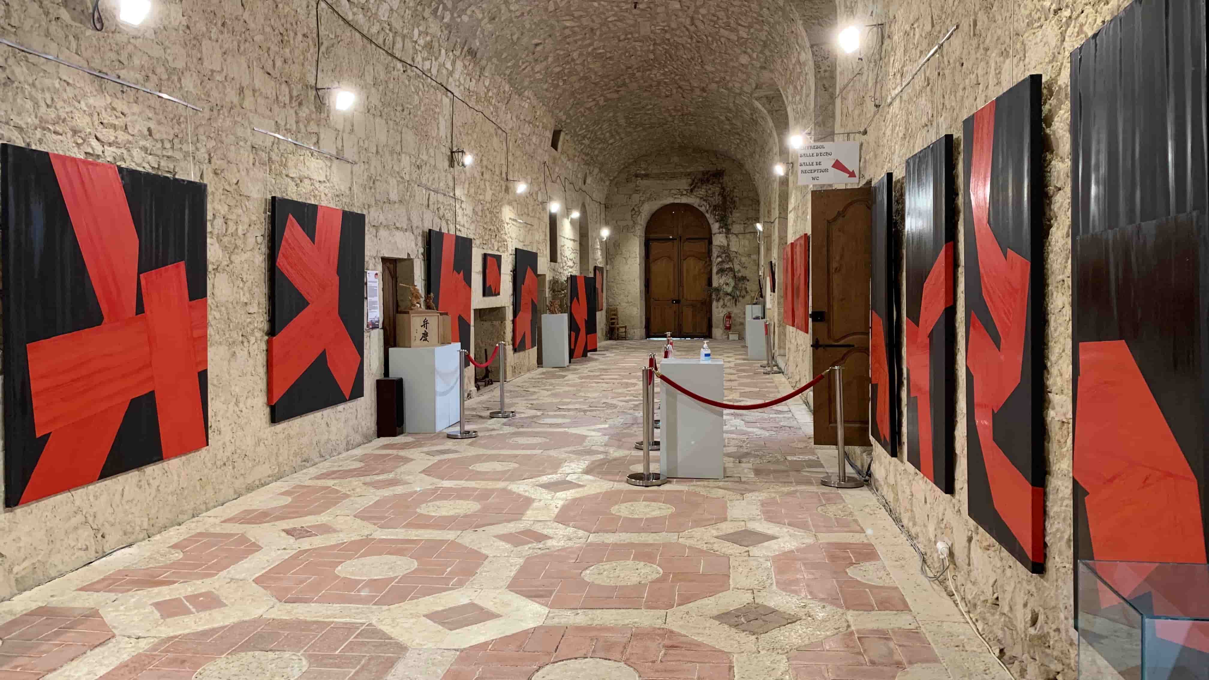 Exposition Rouge Levant de Rikizo, en 2020, au château de Lavardens, Gascogne, terre des trois mousquetaires.
