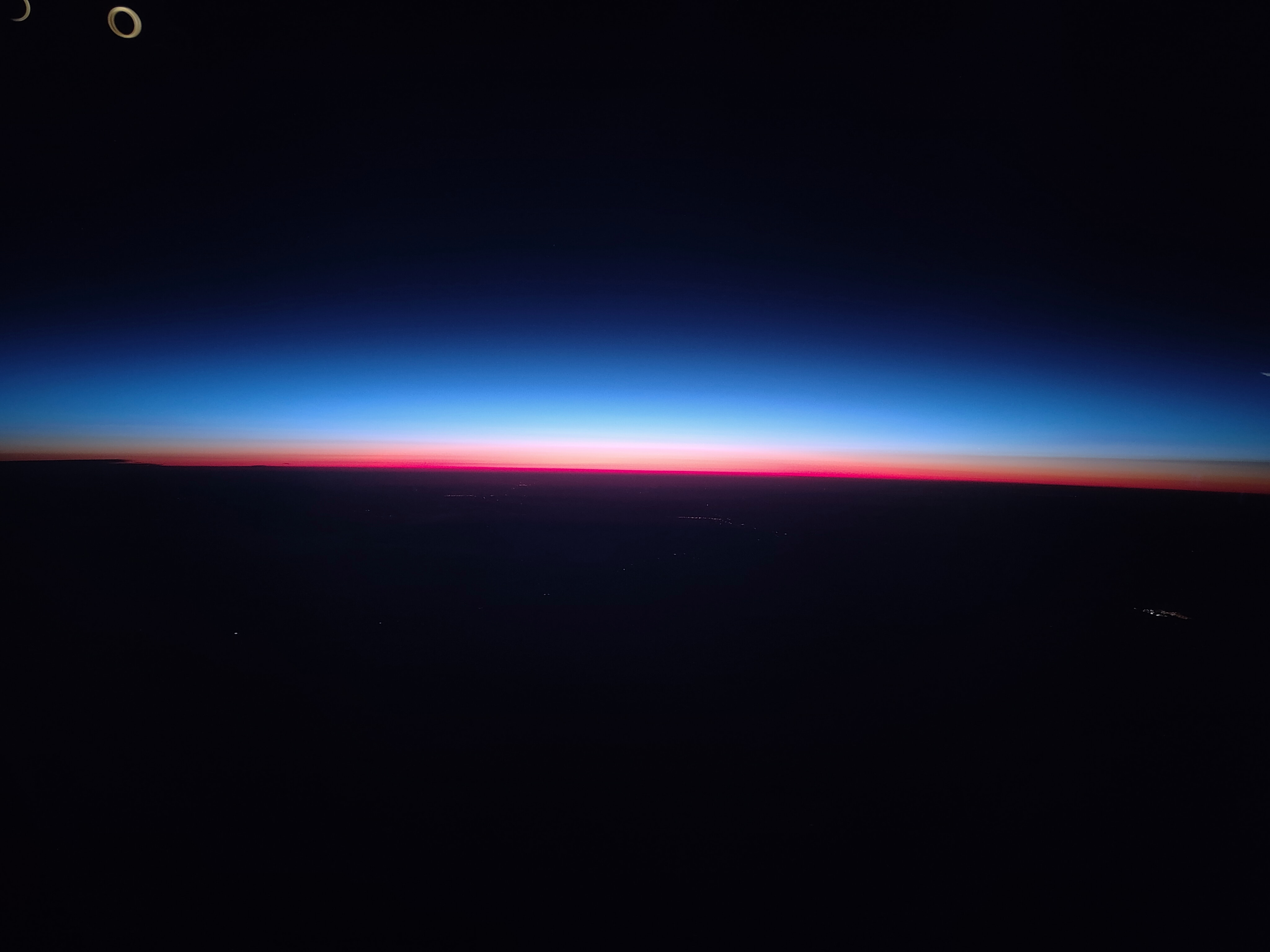 Rouge Levant : Soleil au-dessus du Cercle Polaire, 2024, entre amour et partage.