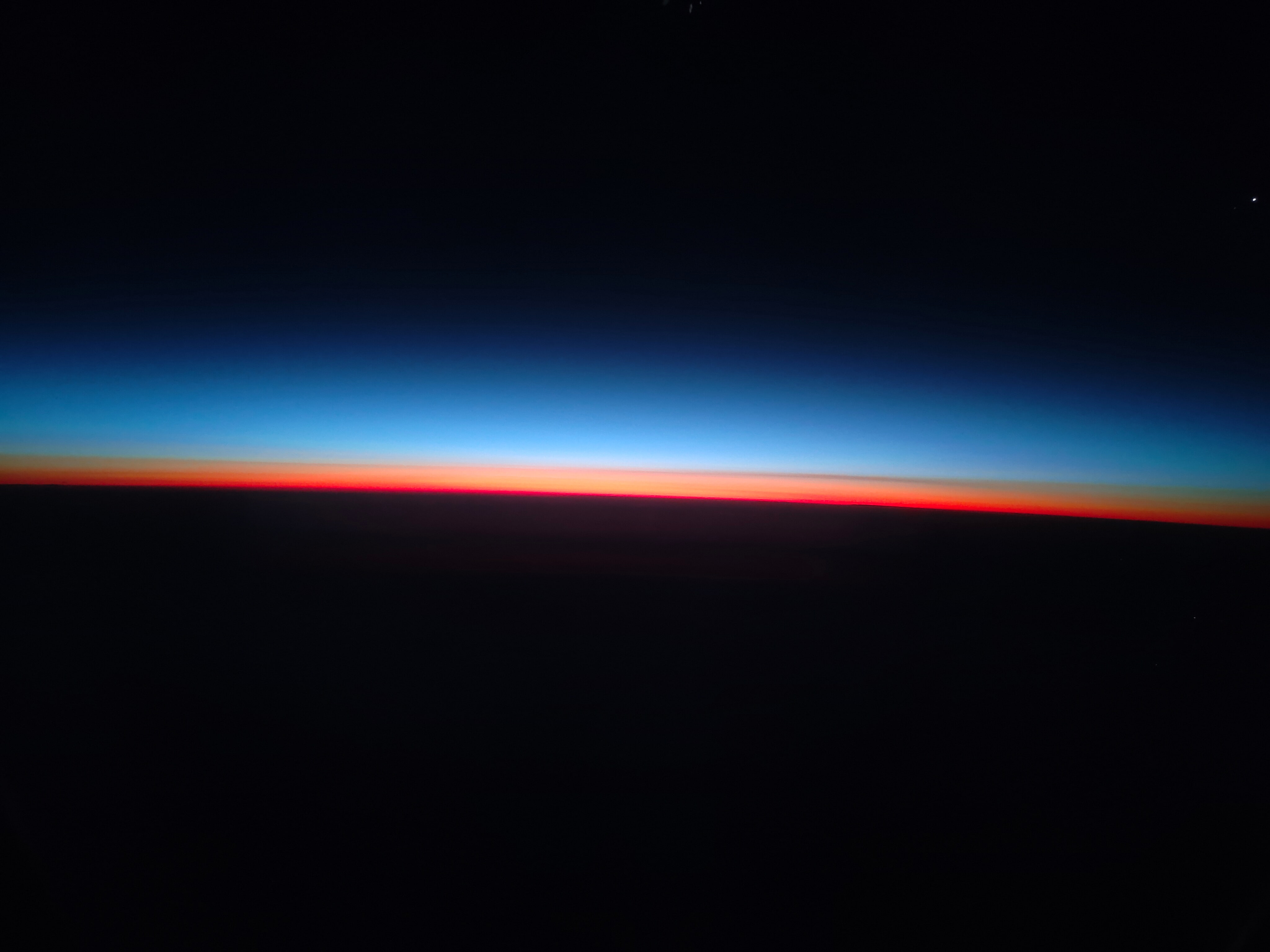 Rouge Levant : Soleil au-dessus du Cercle Polaire, 2024, entre création et destruction.