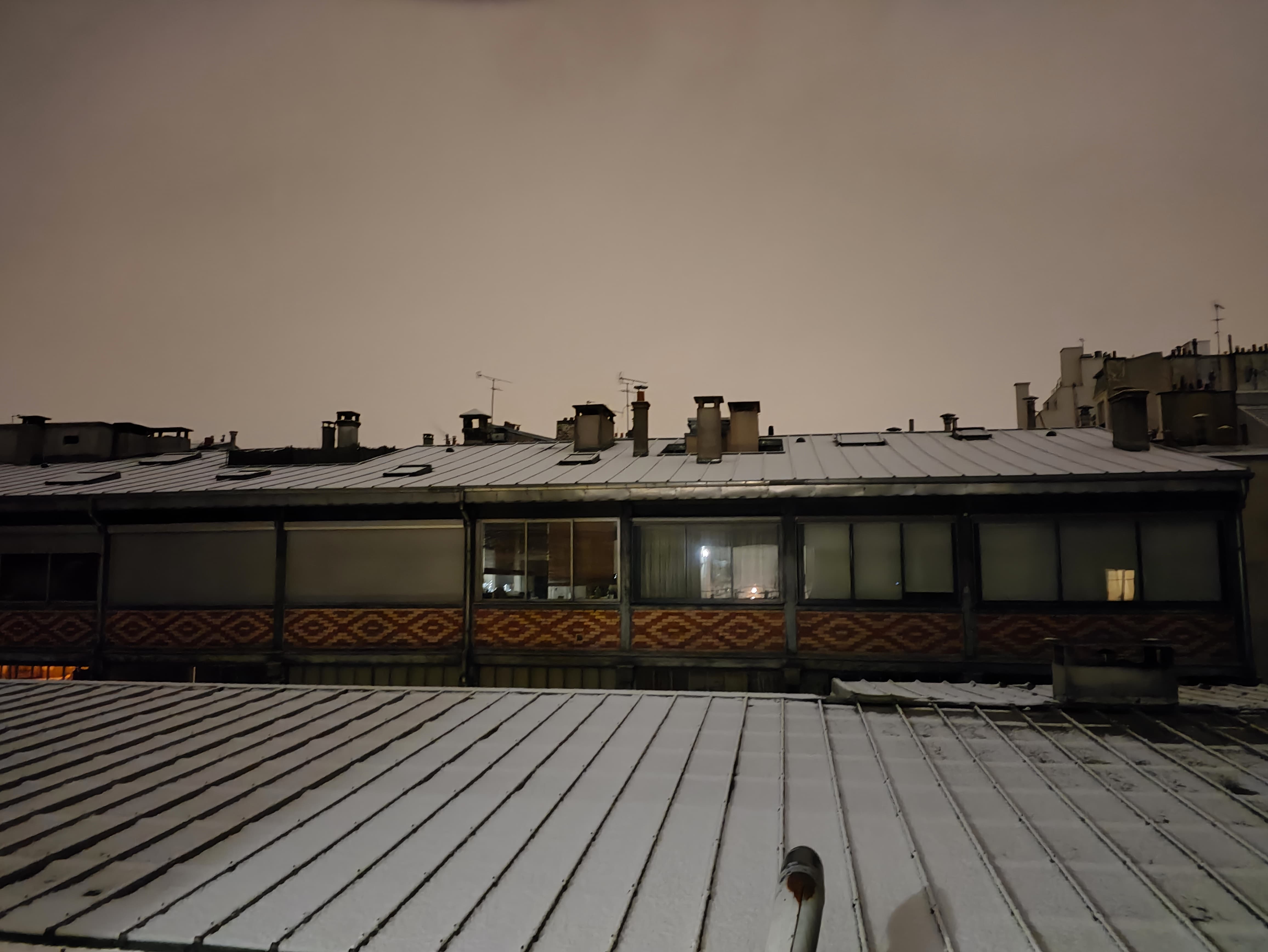 De la neige sur le toit de l'atelier de Rikizo à Paris, à côté du canal Saint Martin en France.