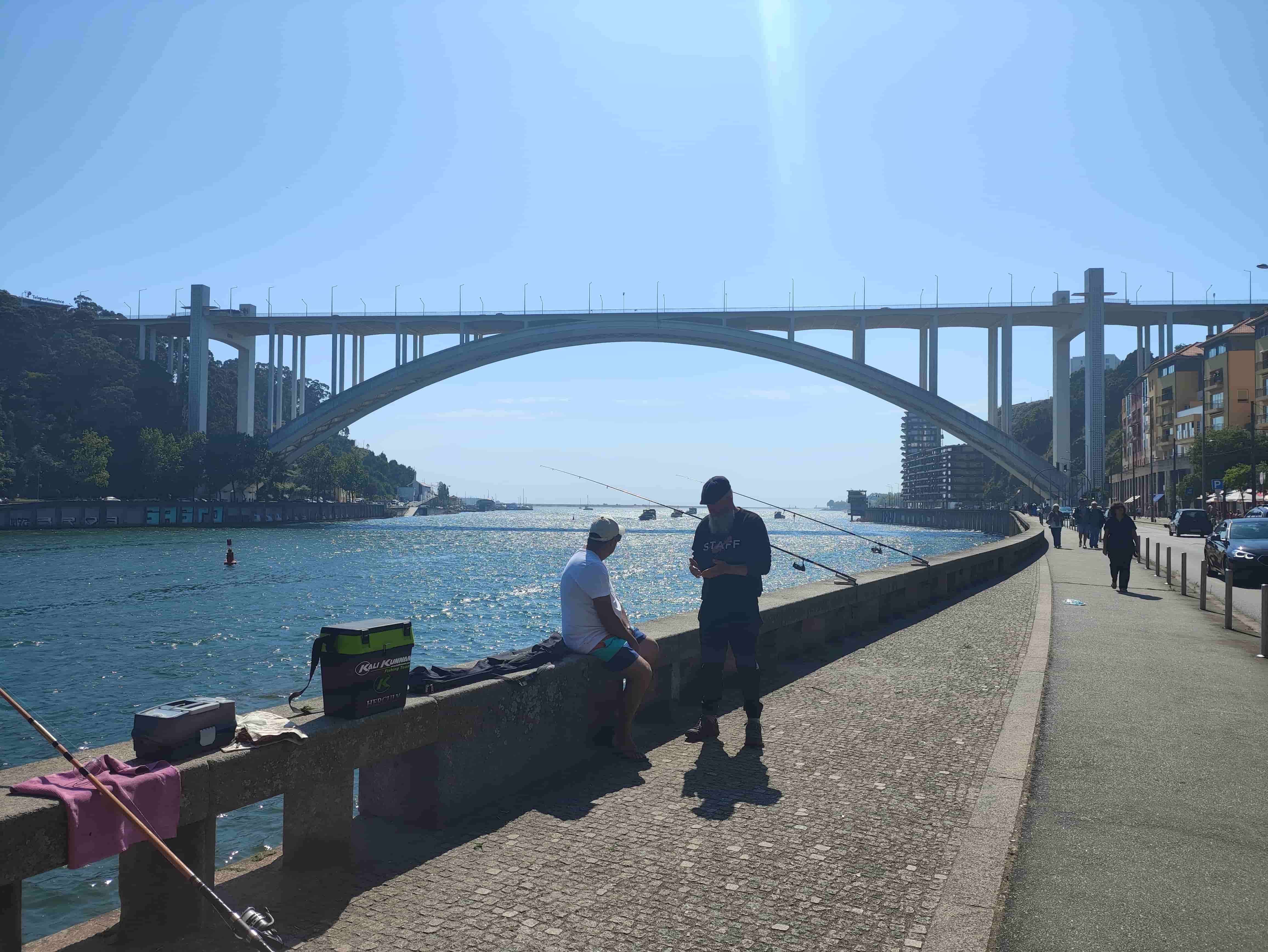 Promenade de la rivière Douro à Porto. La lumière du Soleil diffuse qui se reflète sur le bleu de l'eau comme l'éveil du Rouge Levant.