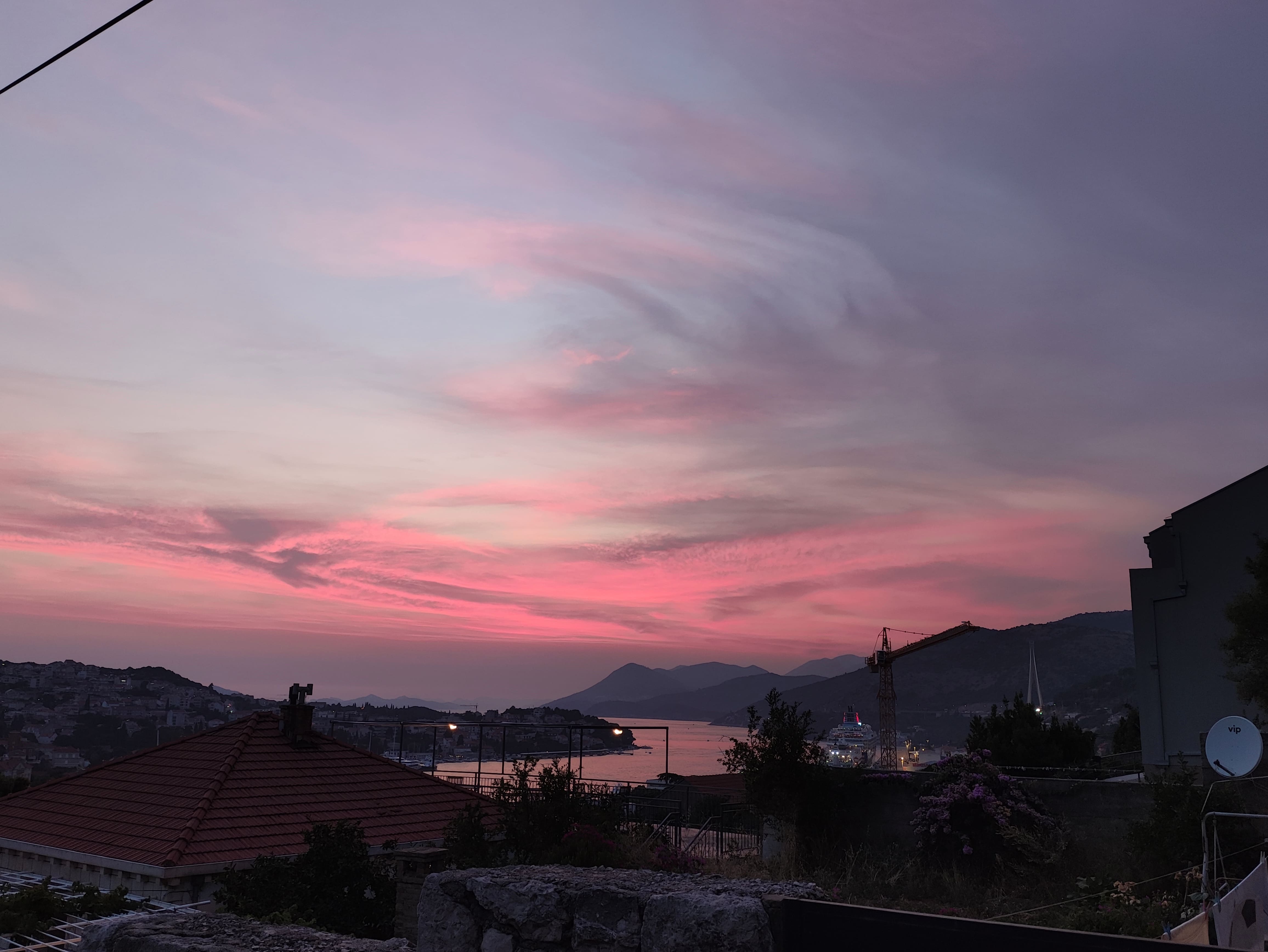 Coucher de Soleil en Croatie. Le rouge du ciel fait écho à la conscience de Kazu et de l'association Rouge Levant.