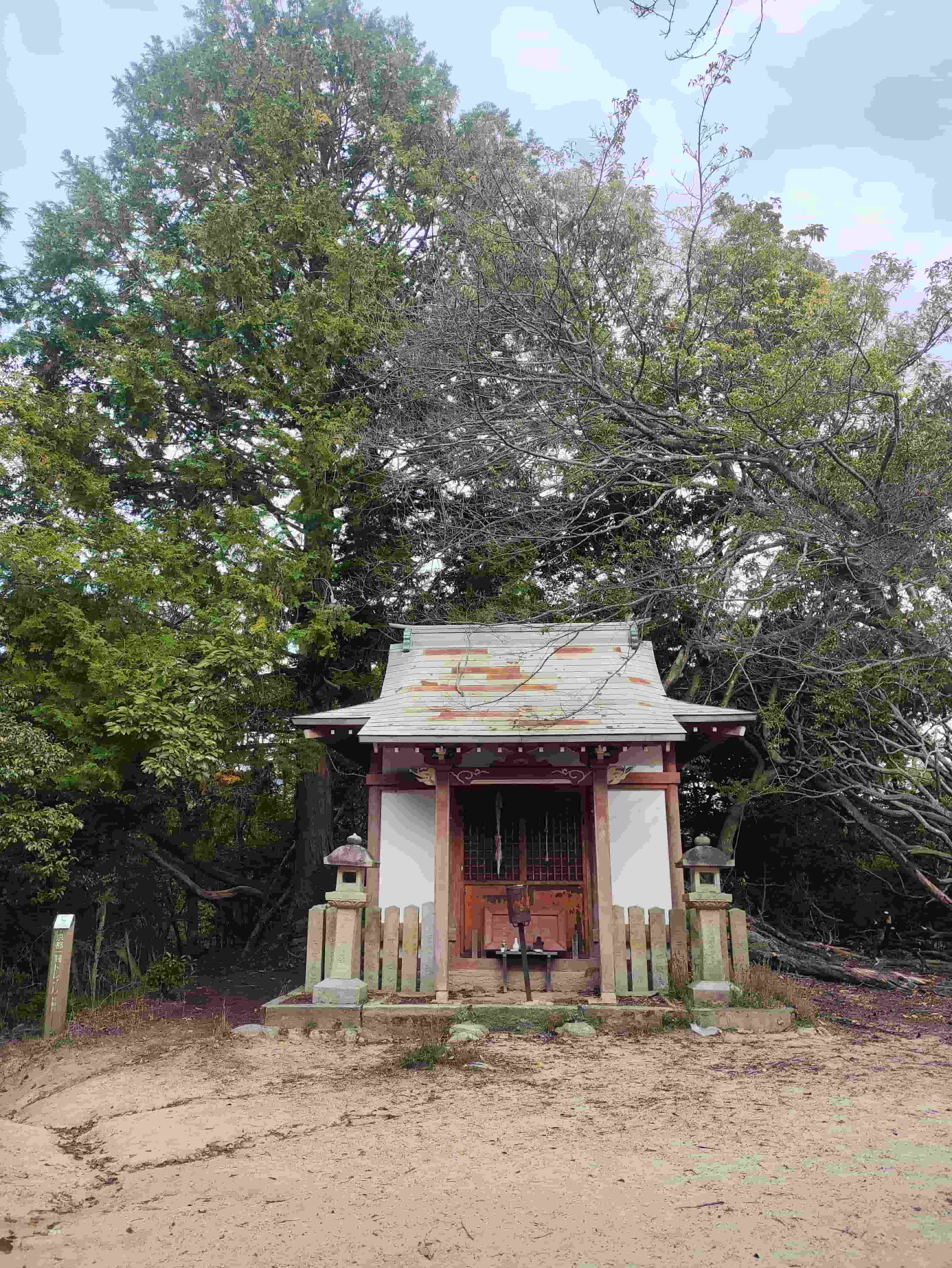 petit sanctuaire dédié à Fudō Myōō dans la forêt du temple Tanukidani Fudō-in à Kyoto au Japon