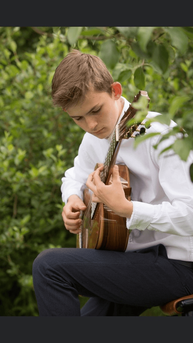 Ældre billede af Johan i sort hvid hvor han spiller guitar