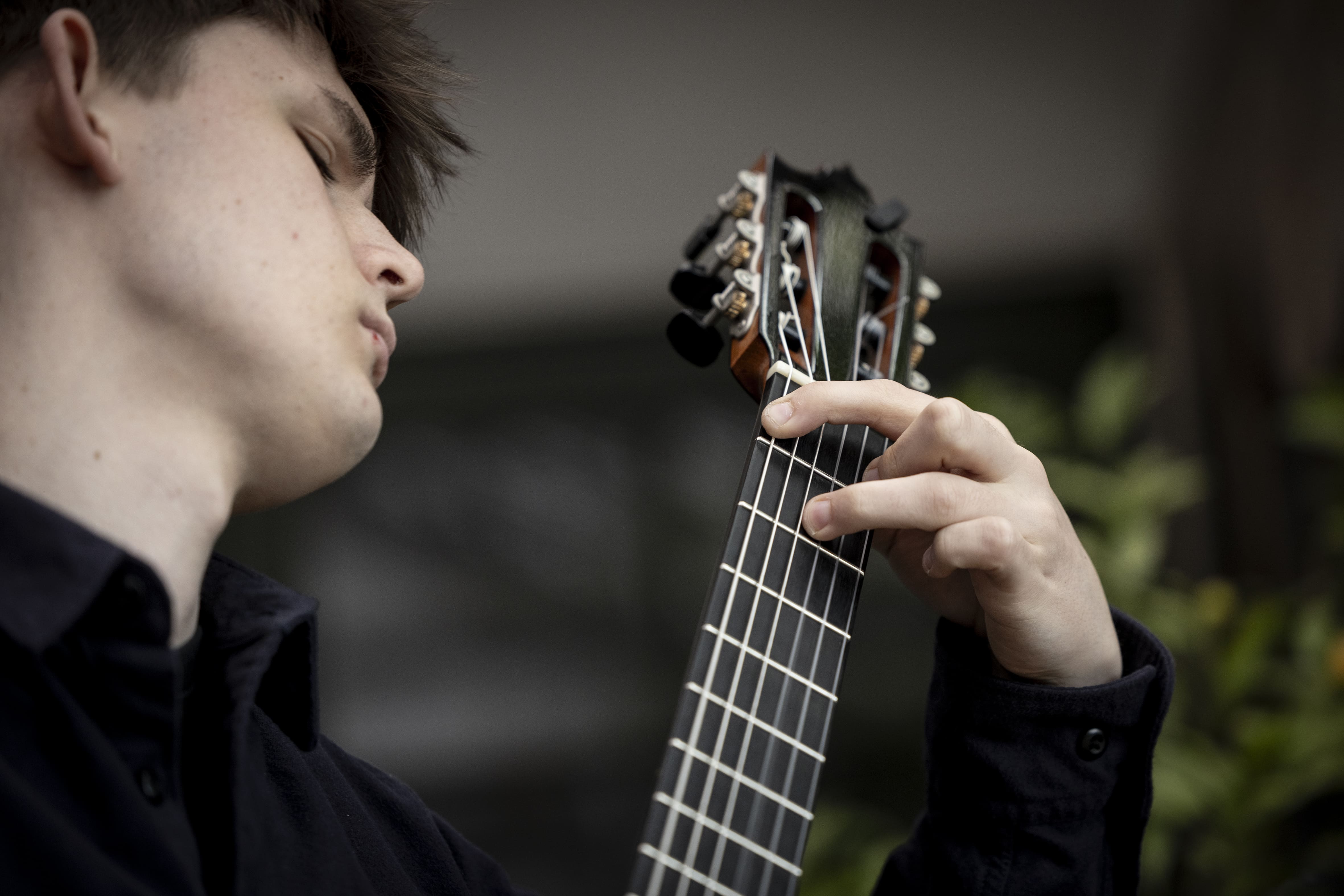 Portræt af Johan der er fordybet i den klassiske musik, billede fra et photo shoot,.