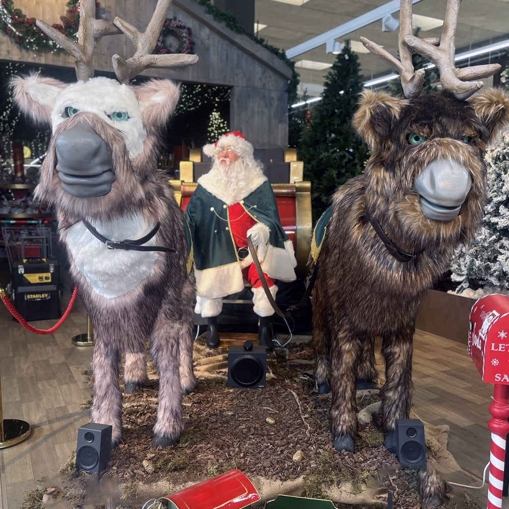 Cometa e Cupido con Babbo Natale scenografico e diffusori audio, installazione completa Menart per intrattenimento natalizio interattivo in centri commerciali.