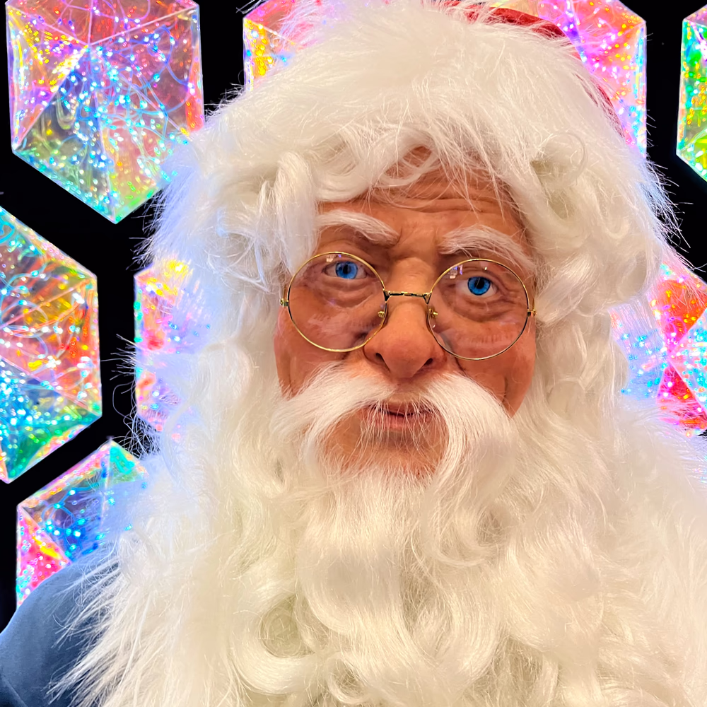 Primo piano Santa Claus Pianista con cubi LED prismatici multicolore, evidenziando dettagli artigianali realistici e tecnologie scenografiche avanzate Menart.
